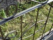 Зачищенная и подготовленная к покраске ограда, зачищенная до металла, фото 3