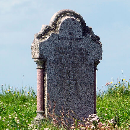 Зачем вообще нужен памятник на могилу? Ответы на очевидные вопросы
