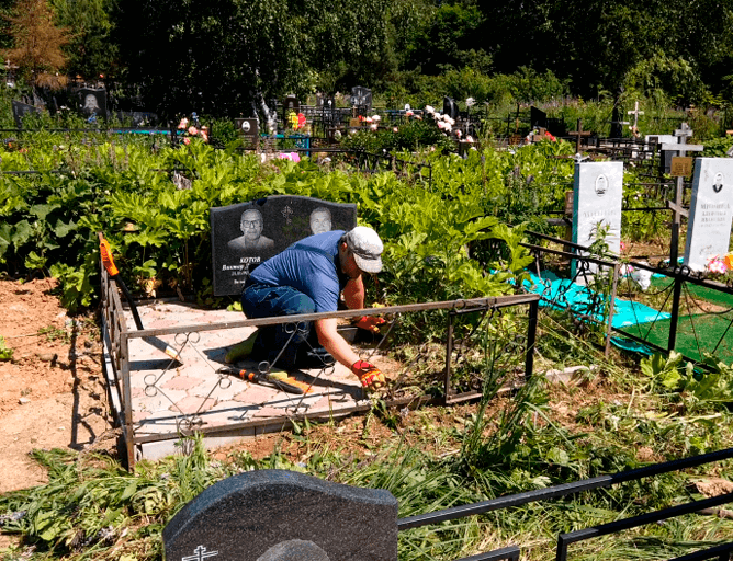 Уборка небольшой могилы под жарким солнцем