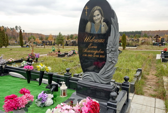 Художественная резная надгробная плита с цветными фото и надписью