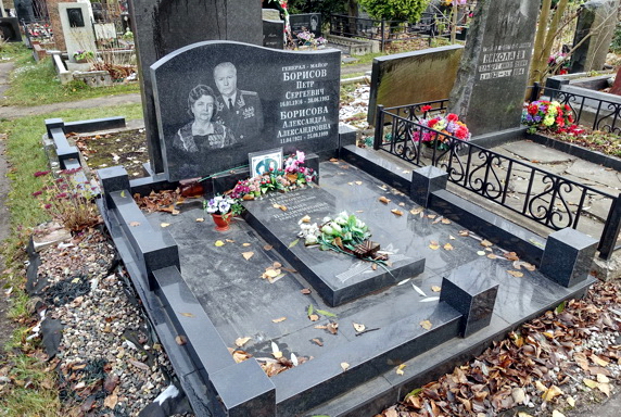 Классическое горизонтальное надгробье на двух покойных