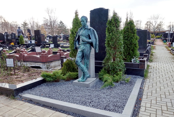 Ростовая статуя покойного в окружении карликовых туй
