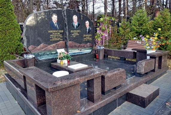 Широкое двойное надгробье на трёх покойных