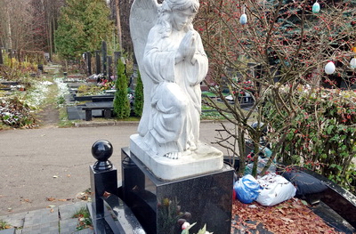 Скульптура молящегося ангела на тумбообразном основании