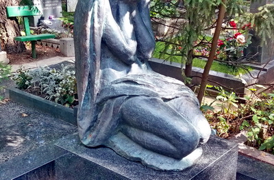 Скульптура плакальщицы на гранитной тумбе