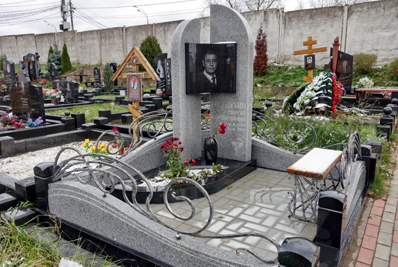 Угловой памятник из светлого гранита со вставкой теневого портрета