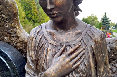 Верхняя часть сложной скульптуры ангела