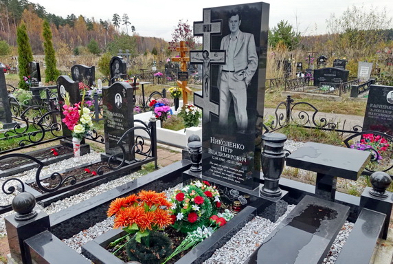 Высокий памятник с портретом усопшего в полный рост