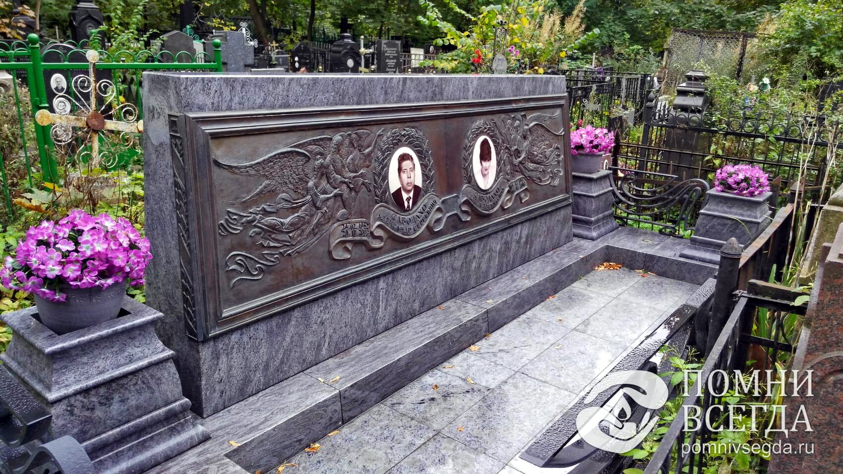 Широкое прямоугольное надгробье со сложной вставкой на лицевой стороне