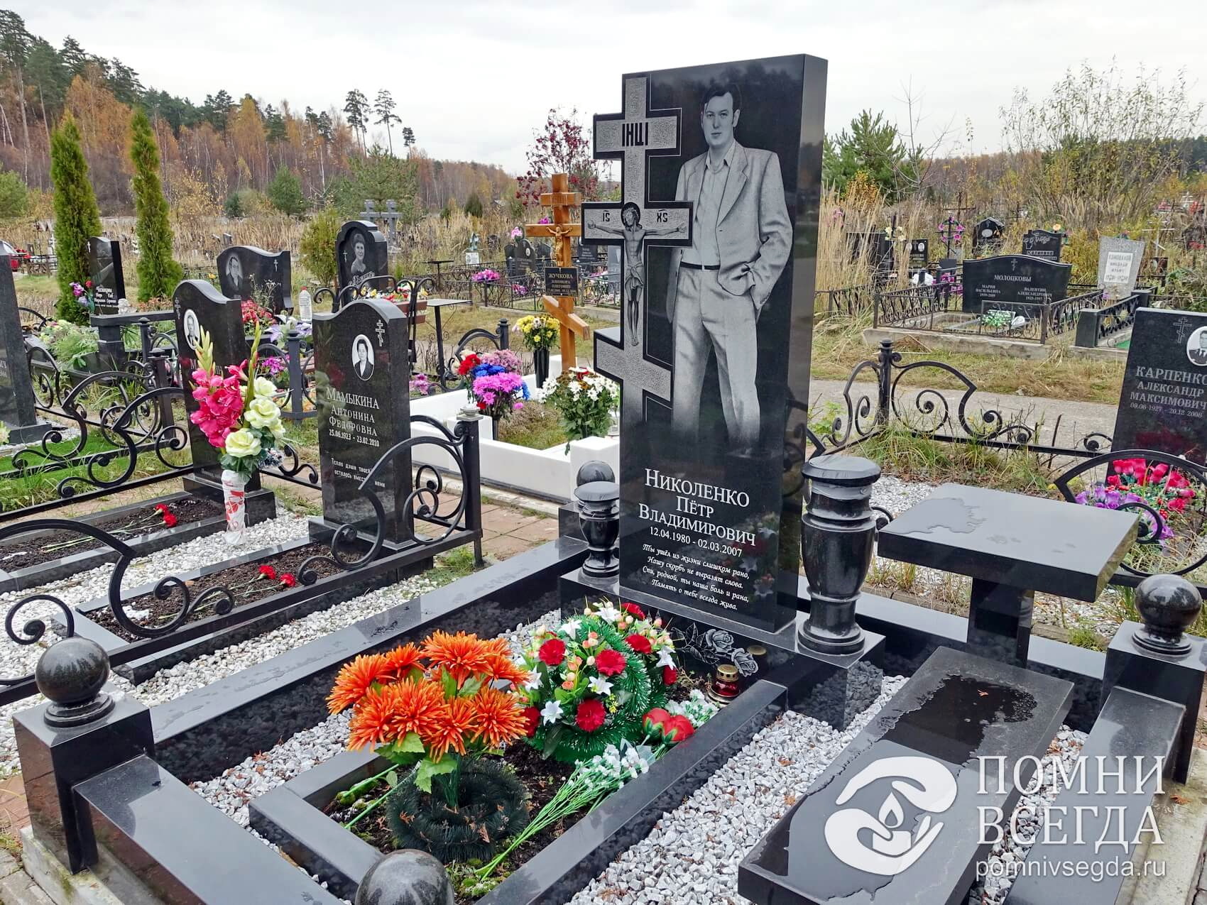 Высокий памятник с портретом усопшего в полный рост - выбор памятника по  фотографии - Помни Всегда