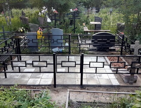 Простая ограда и бетонная плитка на могиле