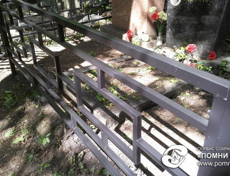 Покраска ограды с полным снятием старой краски на Востряковском кладбище